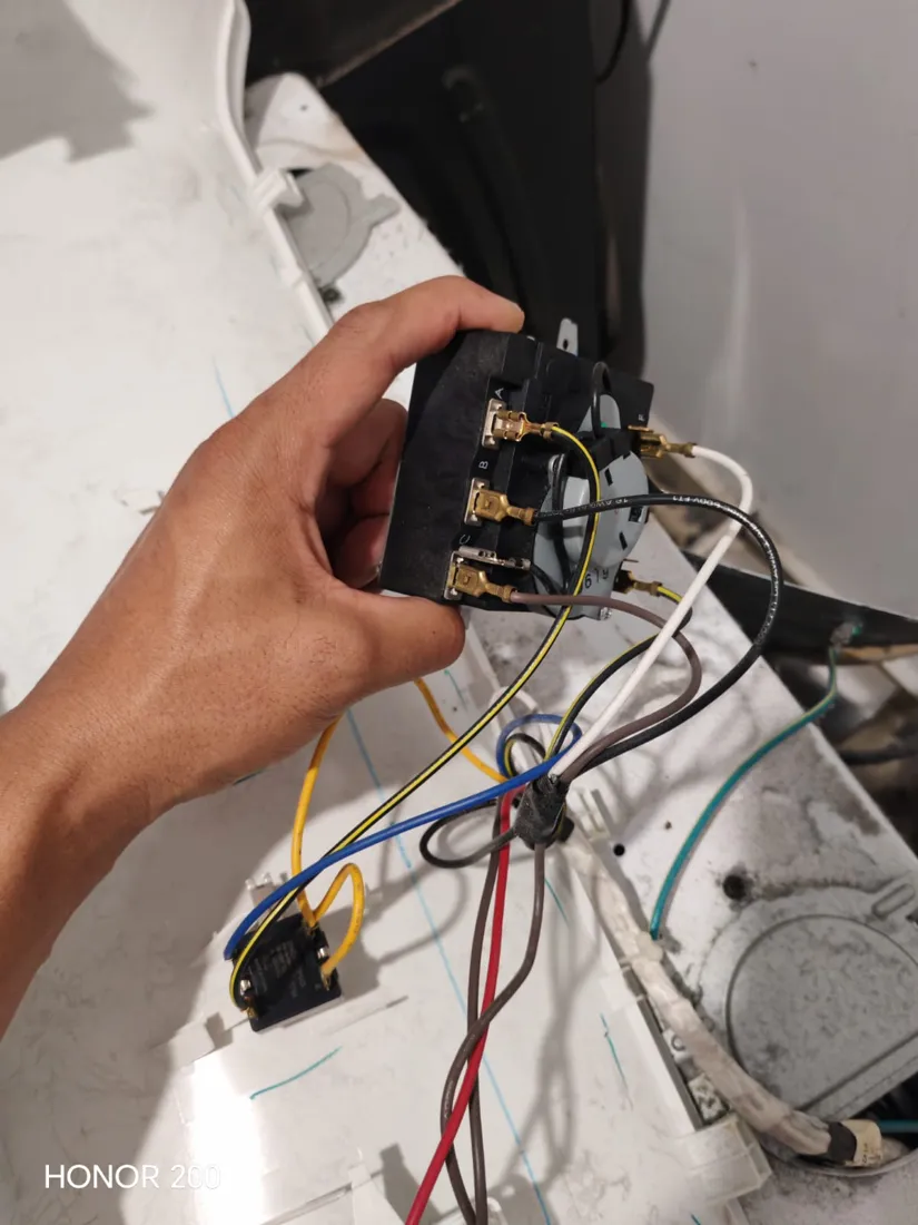 Componente de lavadora con cableado en diagnóstico por el técnico